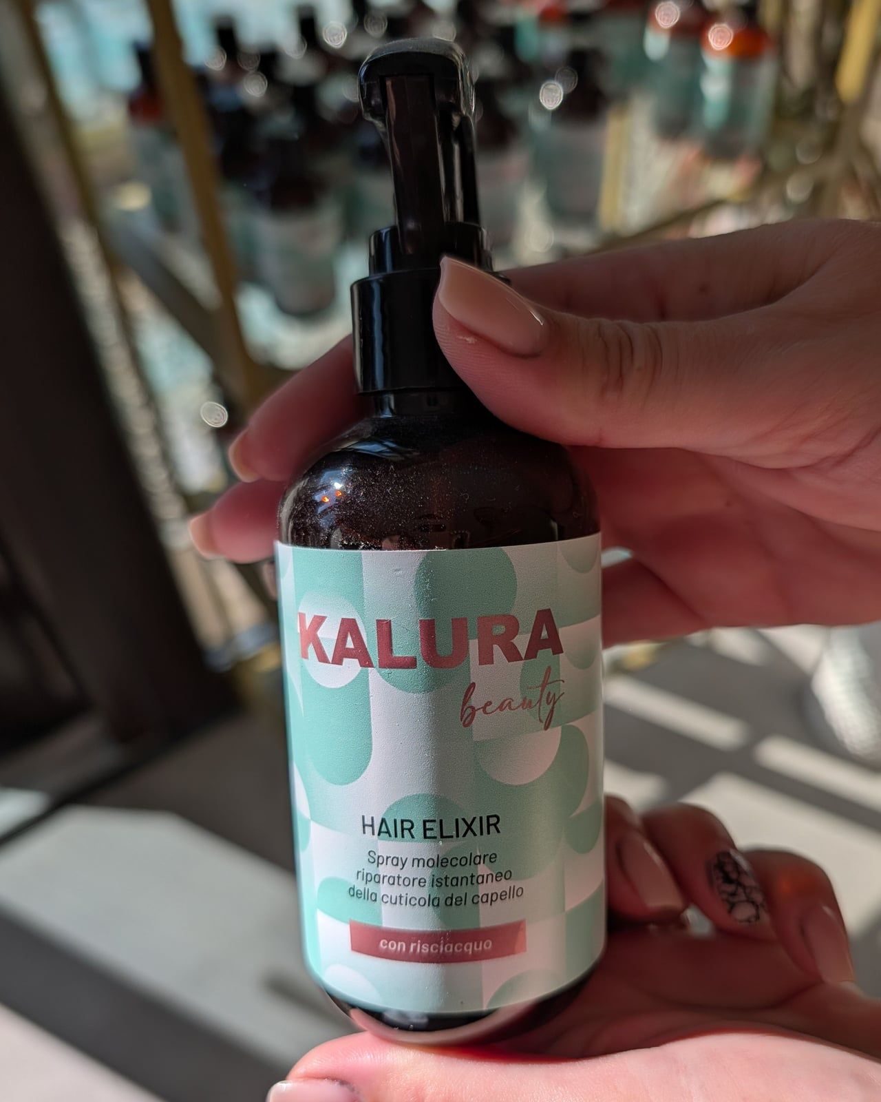 Flaconul cu pompă Kalura Beauty Hair Elixir